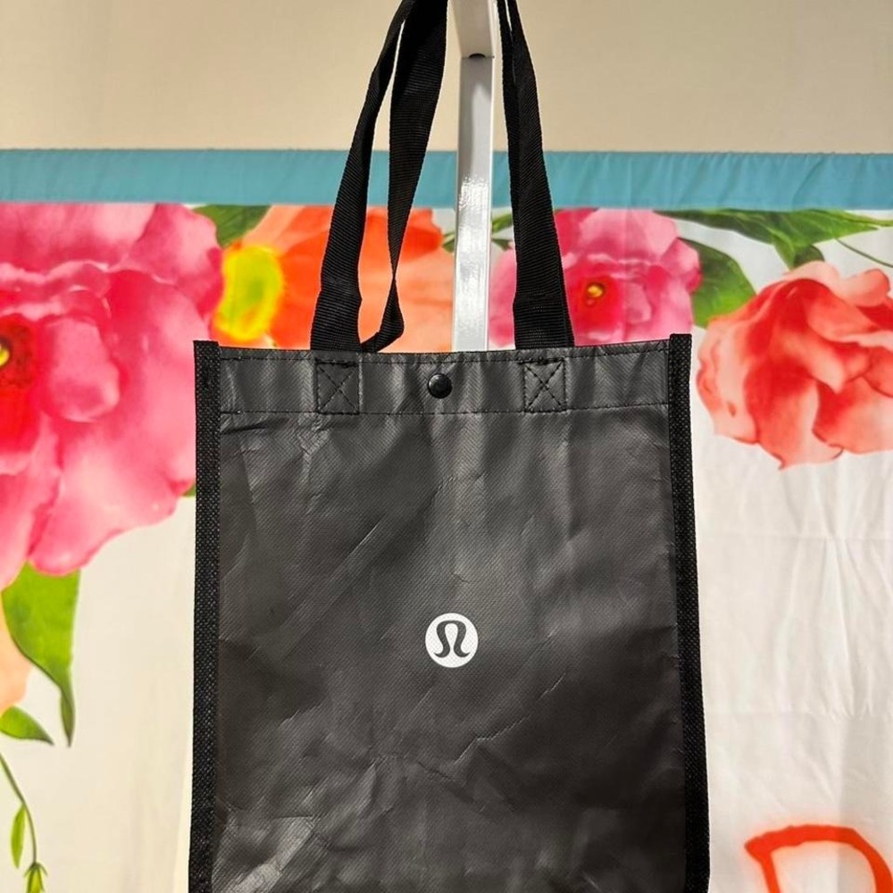 Black Lululemon reusable shopping bag